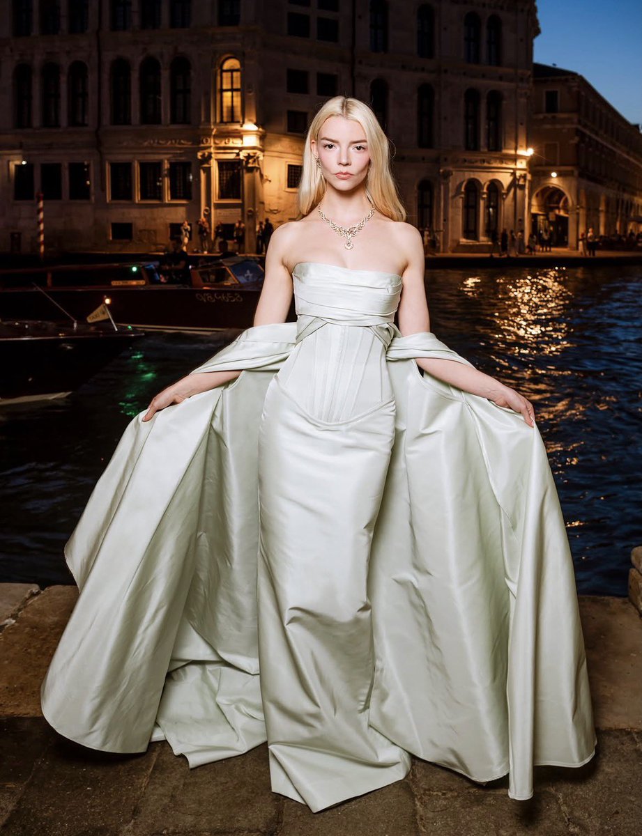 FilmUpdates's tweet photo. Anya Taylor-Joy stuns in Venice for Tiffany &amp; Co. https://t.co/cS1Ju5SyEO