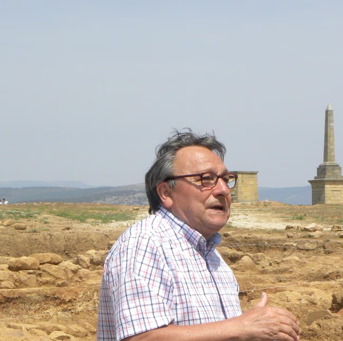 Warchaeology_'s tweet photo. P.D. Tristemente ayer nos enteramos del fallecimiento del arqueólogo Alfredo Jimeno que durante casi 20 años dirigió los trabajos arqueológicos en Numancia. Desde @Warchaeology_ expresamos nuestras condolencias y dedicamos este episodio en homenaje a su figura y trabajo https://t.co/bVCc688WUF