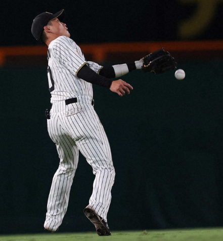 Dorapeinet's tweet photo. 8回、佐々木の打球を落球する木浪（（撮影・北條　貴史）　（スポーツニッポン新聞社）

https://t.co/PpV4l7y9gA https://t.co/POCiKBEnDO