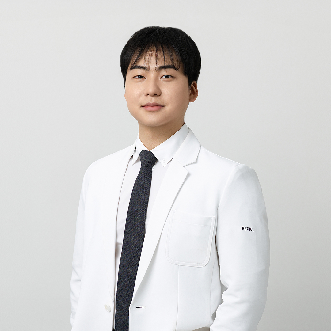 REPICCLINIC_JP's tweet photo. レピッククリニックのドクター紹介
・チョン・ヒョンジ 代表院長
・ムン・ヒョンドゥ 院長（ソウル大学 医学部出身）
・カン・ミジョン 院長（家庭医学科 専門医）
・イ・スンウォン 院長（当院の若きエース）
先生ごとに得意な施術が異なりますので、施術前にDMでご相談もオッケーです。 https://t.co/cK7MFk9el7