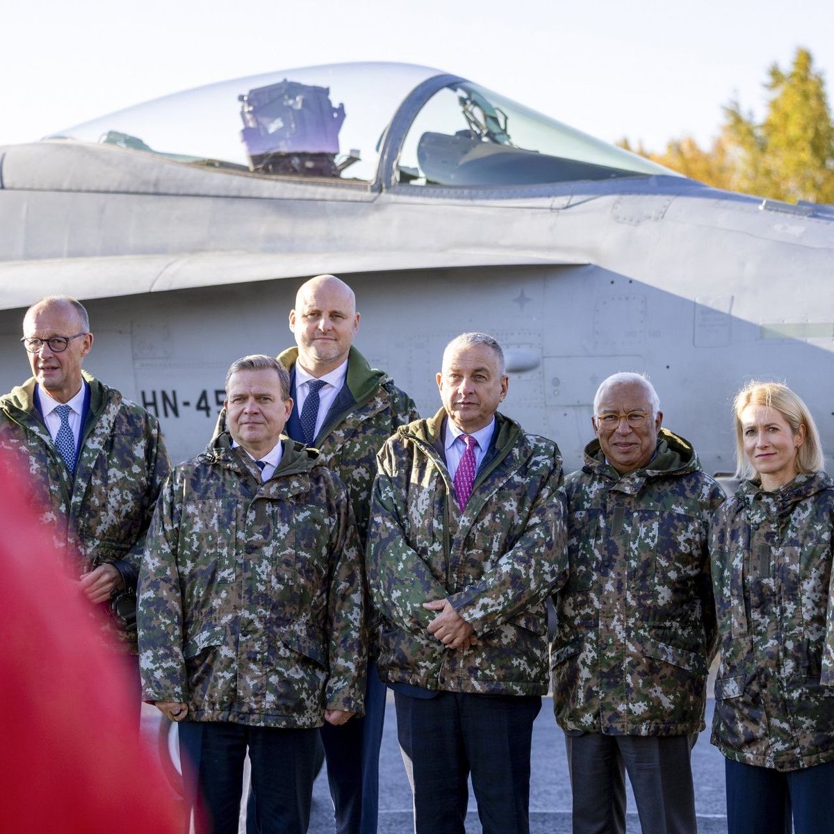 seriengruender's tweet photo. Wenn EU-Politiker anfangen freiwillig Militärkleidung zu tragen, dann wirst du du sie bald unfreiwillig tragen müssen. https://t.co/bbxVj5CD34