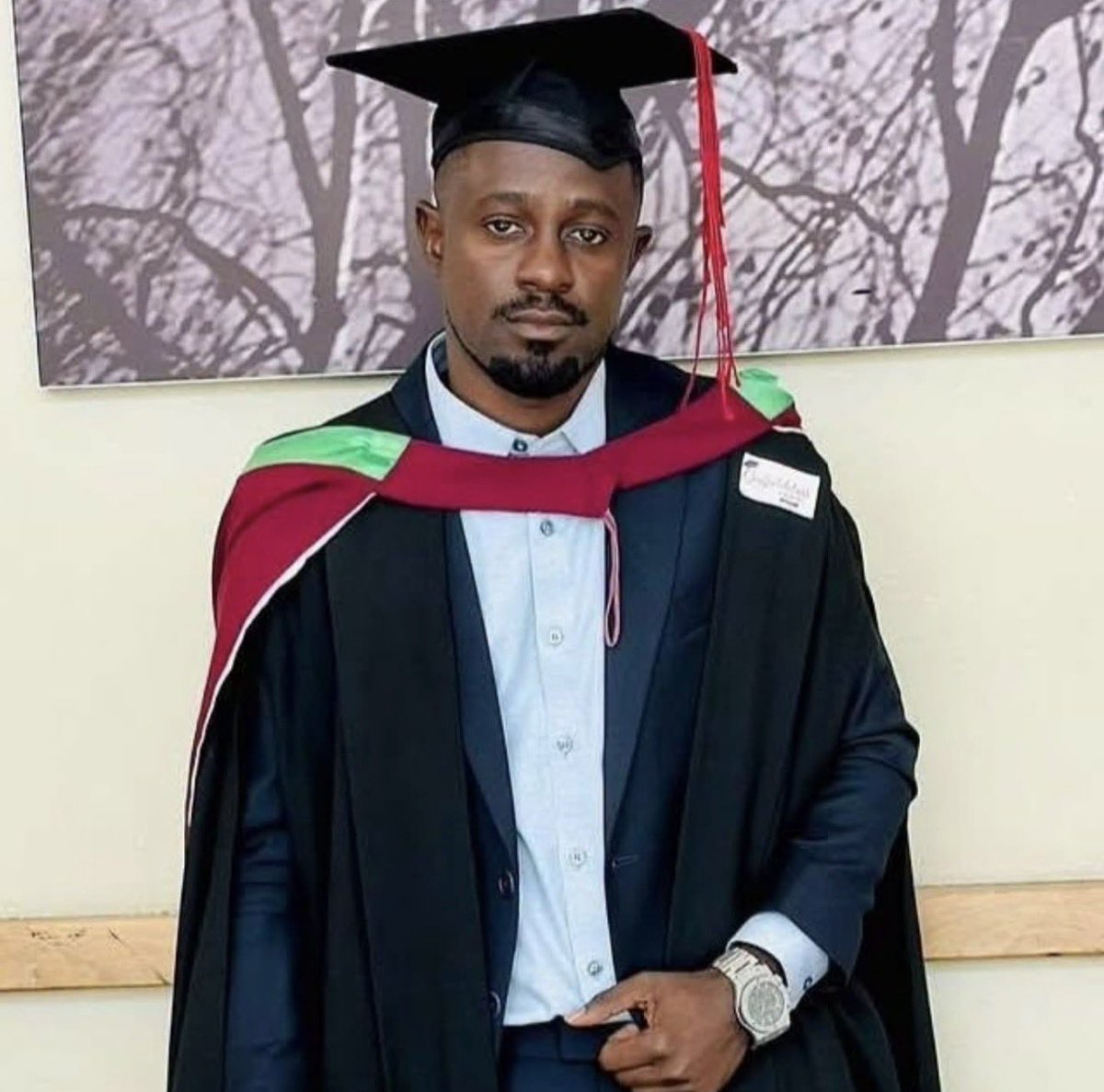 HildaNewton21's tweet photo. Huyu kwenye picha anaitwa Joseph Cosmas Maduka, mhitimu wa Chuo Kikuu cha Dar es Salaam (UDSM) ngazi ya Masters, hajulikani alipo tangu Jumapili September 13, 2026.

Kwa taarifa ambayo Familia yake yanayo ni kwamba, mara ya mwisho alionekana maeneo ya Posta, Dar es Salaam tangu siku hiyo hadi leo  hajapatikana, na familia pamoja na ndugu zake hawajui alipo.

Familia tayari imejaribu kutoa taarifa Polisi, lakini hadi sasa bado hajapatikana.

Tunaomba msaada wa kila mmoja kupaza sauti na kusambaza taarifa hii. Mtu yeyote mwenye taarifa kuhusu alipo Joseph Cosmas Maduka, tafadhali awasiliane nnasi kwa namba 0622 248 469.