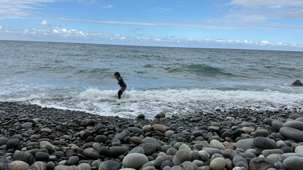 shikamo_emon's tweet photo. ←天気悪すぎてヤケクソな私　日本海を浴びる私→ https://t.co/P0fJ0dVEEO