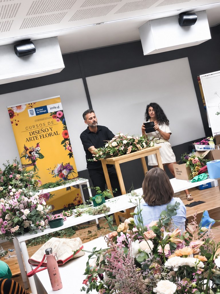 malagaimfe's tweet photo. 💐 Continúan nuestros #cursos presenciales de diseño y arte floral con nuevas ediciones. Son impartidos por la Escuela Andaluza de Arte Floral a través del programa Escuela Municipal de Empresas del #IMFE.

#Málaga #IMFEMálaga #Formación
@malaga @MalagaJuventud @MalagaComercio https://t.co/9fcUVcBhmw