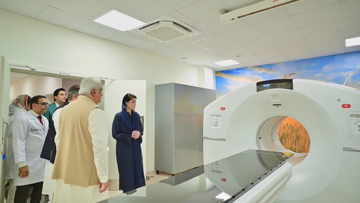 HamzaaRizwan11's tweet photo. وزیراعلیٰ پنجاب مریم نواز شریف نے نشتر ہسپتال ملتان میں PET-CT، سائیکلوٹرون، کوابلیشن اور 100 بیڈز پر مشتمل کینسر سنٹر کا افتتاح کیا اور جدید مشینری و علاج کے طریقہ کار کا جائزہ لیا۔ جدید کینسر تشخیص و علاج اب لاہور تک محدود نہیں، جنوبی پنجاب کے مریضوں کو ملتان میں سہولت میسر ہے۔ ملتان کے بعد راولپنڈی اور فیصل آباد میں بھی جدید کینسر سہولیات فراہم کرنے کا منصوبہ ہے۔