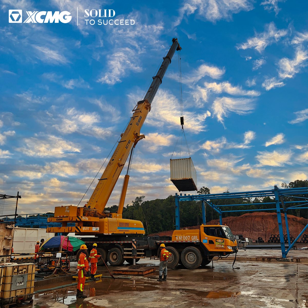 XCMG_Crane's tweet photo. Thrilled to see the XCMG XCT160H hard at work in Indonesia! Lifting 25T containers across a 20m span, it conquers wet tropical terrain with peak stability and safety.
#crane #xcmg #XCMGProduct #XCMGCrane #SolidtoSucceed https://t.co/rJ4C7Rxd81