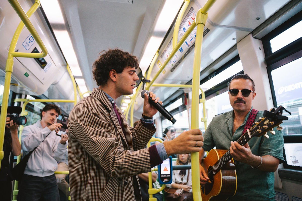 EMTmadrid's tweet photo. 🥰💭 Imagina un bus eléctrico en el corazón de #Madrid... uno donde de repente empieza un concierto y te lleva a la Puerta del Sol.

Al bajar, la música sigue, la gente se arremolina alrededor. Es #Inazio y su actuación ha arrancado en un bus de EMT... https://t.co/1AA1XNoHH3