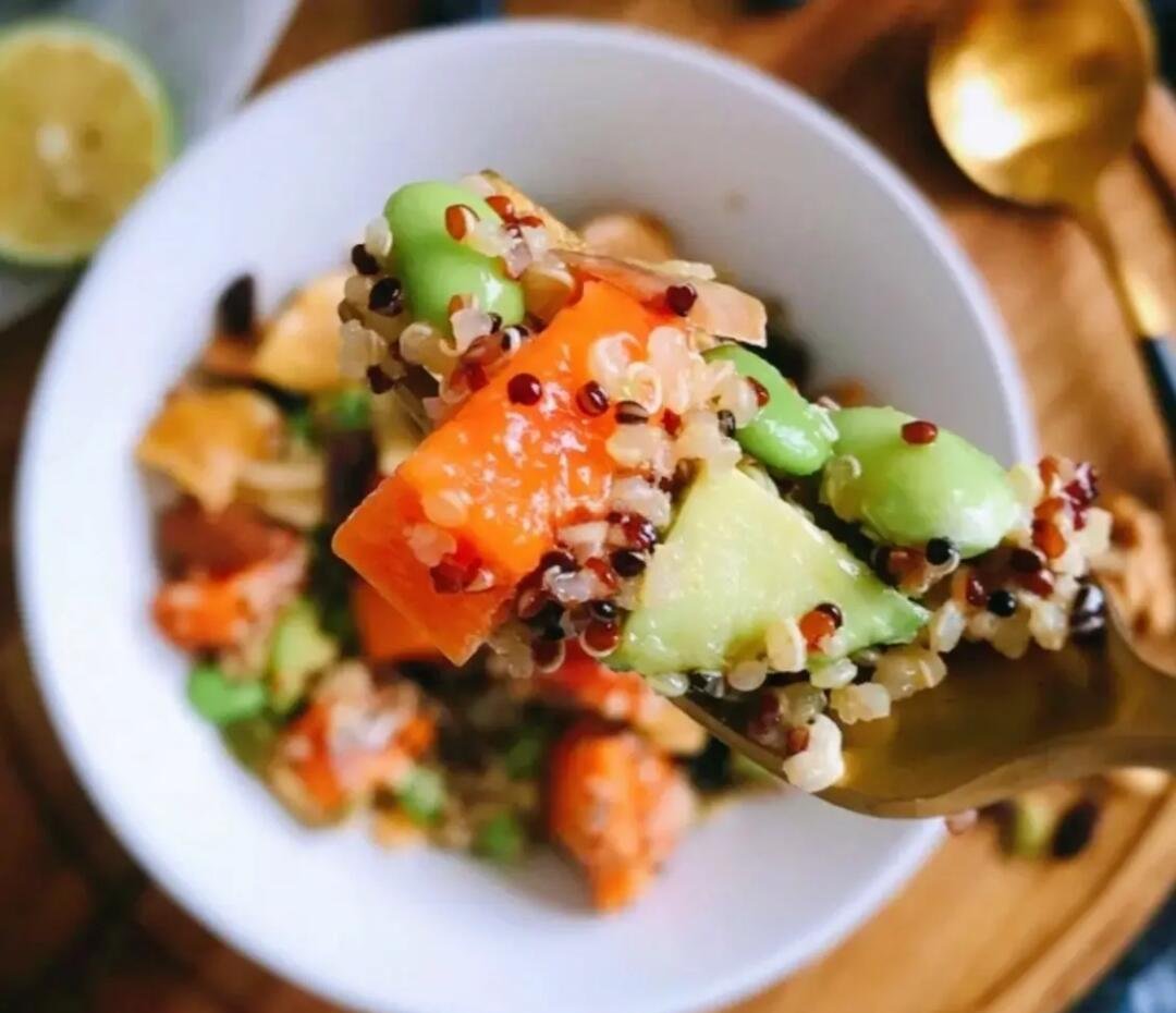 MargareteWeubt's tweet photo. Try this 5-min protein-packed quinoa bowl for your lunch! Roasted cherry tomatoes, steamed broccoli, grilled chicken breast, a sprinkle of feta, and a drizzle of olive oil—light, filling, and perfect for keeping your fitness goals on track!， https://t.co/ob9Zd09WPM
