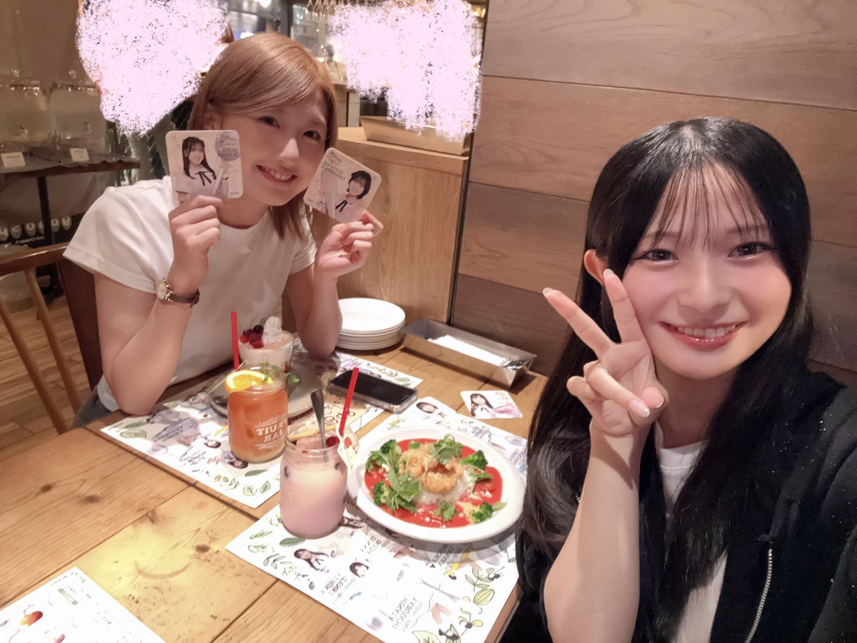 keity_1215's tweet photo. good spoon ✖︎ NMB48 🧀🥄

9/21（月）までコラボ開催中！！✨

あやみちゃんと行ってきましたよー！

店内にはメンバーのグッズや写真がたくさん🫶🫶

コラボメニューやコラボグッズもあるので、難波にお立ち寄りの際はぜひ！😋 https://t.co/0domyI2Mm3