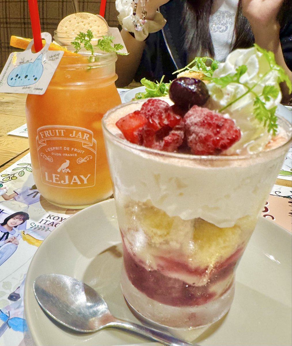 keity_1215's tweet photo. good spoon ✖︎ NMB48 🧀🥄

9/21（月）までコラボ開催中！！✨

あやみちゃんと行ってきましたよー！

店内にはメンバーのグッズや写真がたくさん🫶🫶

コラボメニューやコラボグッズもあるので、難波にお立ち寄りの際はぜひ！😋 https://t.co/0domyI2Mm3