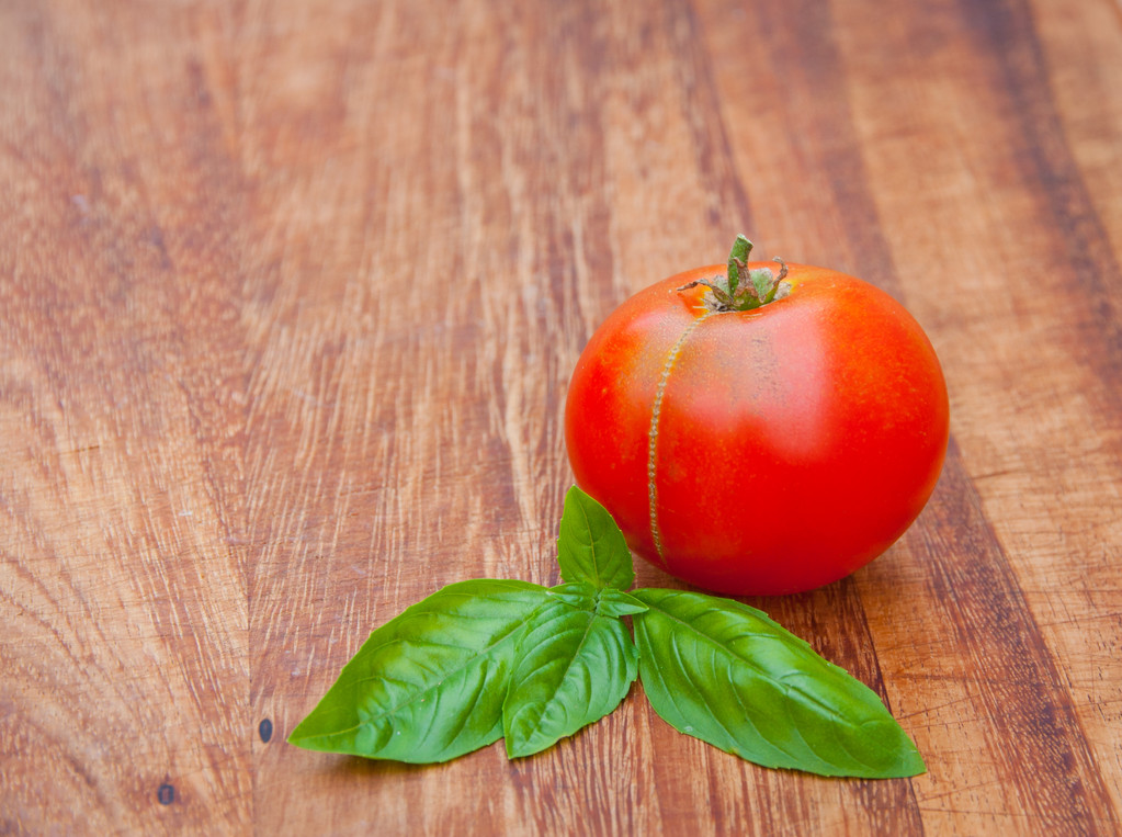 aellp802326's tweet photo. Fresh cherry tomatoes u0026 basil just arrived at our kitchen! Perfect for tonight’s caprese salad—grab yours at the local farmers’ market this morning!， https://t.co/HkfXENtRQw