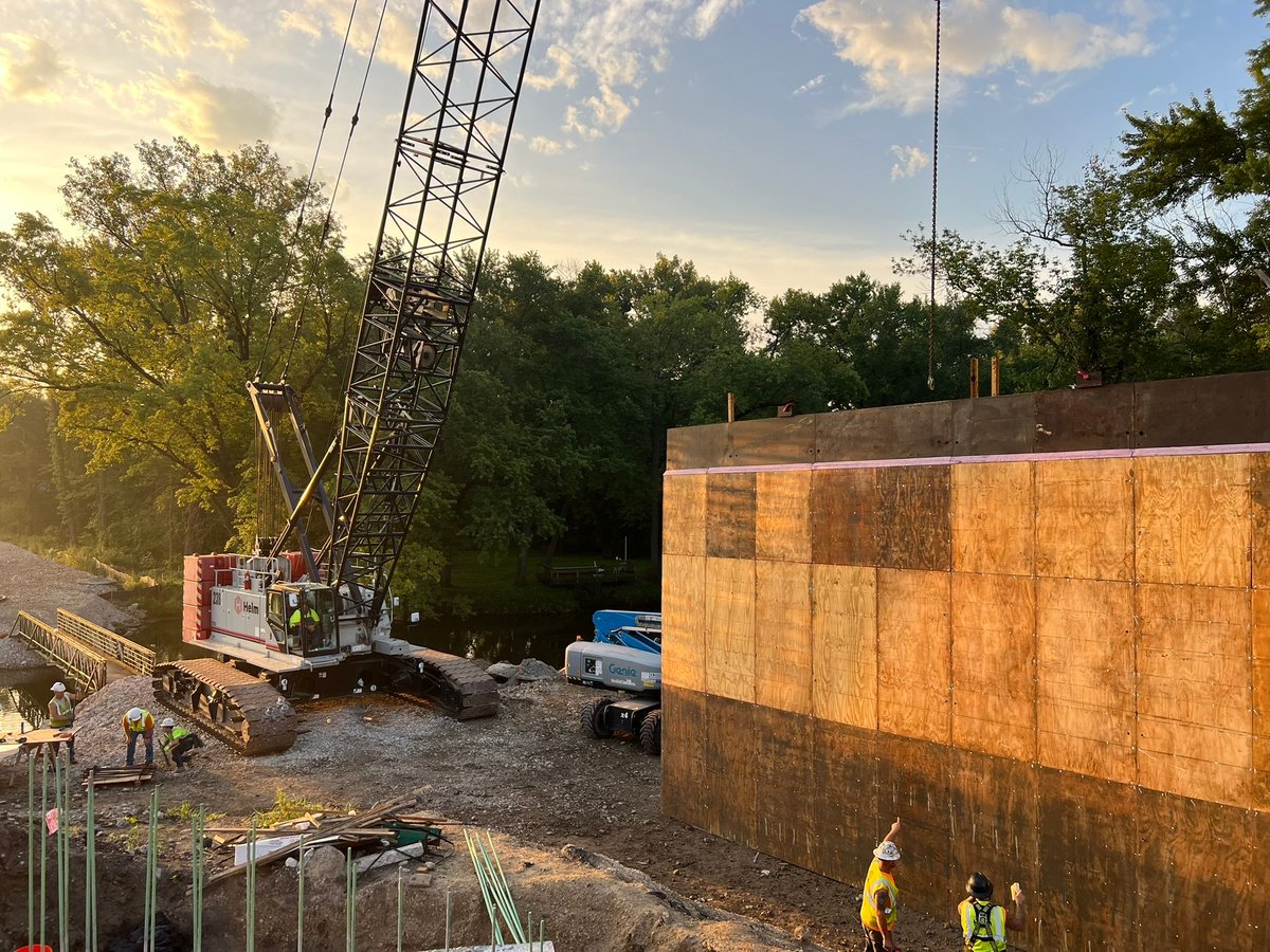 RebuildI39's tweet photo. You know what’s predictable about construction? Nothing. 😎 
Traffic patterns can change as work progresses. Follow posted signs when traveling through the project area.
Your GPS knows where you’re going. The signs know what’s happening right now.
#KnowBeforeYouGo #RebuildI39 https://t.co/tZpANXZSVu