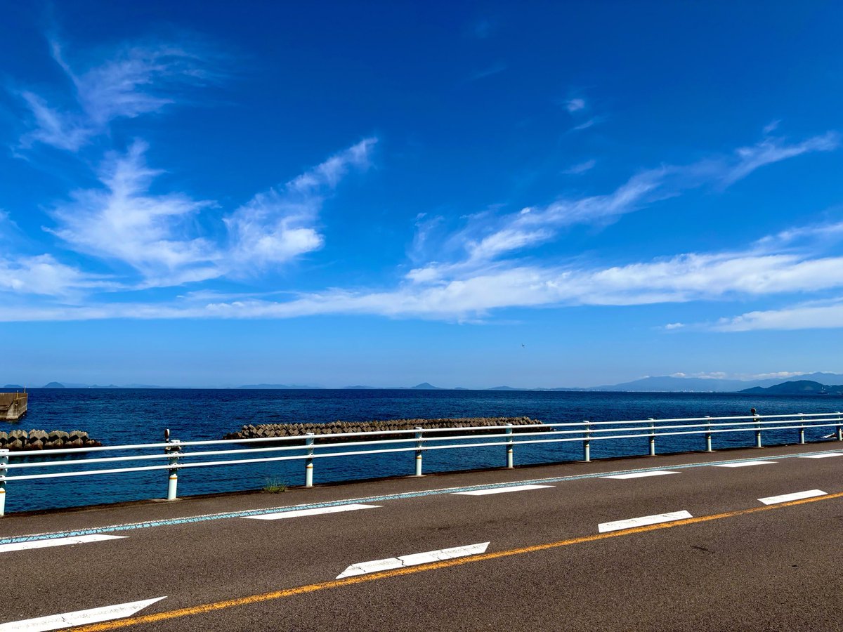 akapin_momy's tweet photo. 4日目が奇跡的に晴れたので車で下灘駅へ
駅までの道は夕焼けこやけラインって言うらしい
あいにく昼間だけど走ってて気持ちよかった https://t.co/eK6YxrdcZT