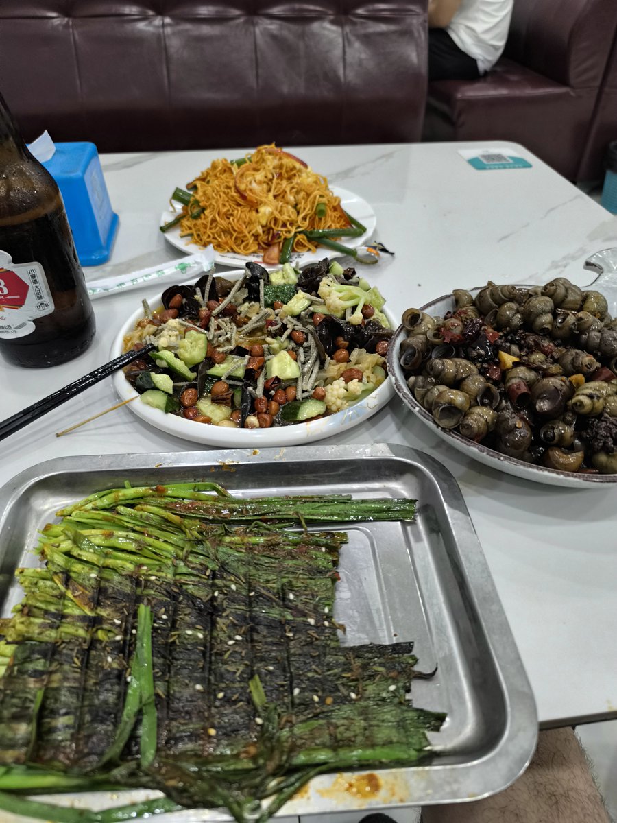 genkitai's tweet photo. 店名が楽しすぎて、ふらっと飛び込んだ居酒屋「田螺王」。この度唯一の飲食店チョイスミス…。塩辛いのと爆盛りなのとで半分も食べきれなかった。 https://t.co/lOfwoUijmf