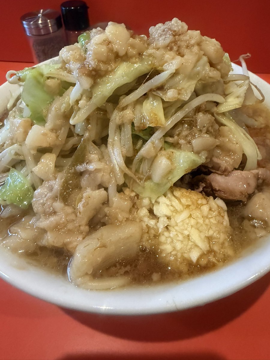 Iq9qQ's tweet photo. ラーメン二郎仙川店🍜
豚🐷ありラッキー✌️豚ラーメン
全増し🍜激うまロビンソン‼️やば
ゴチ😋ハゲ率低め👩‍🦲🙅‍♂️ https://t.co/vMVEqHQkgO