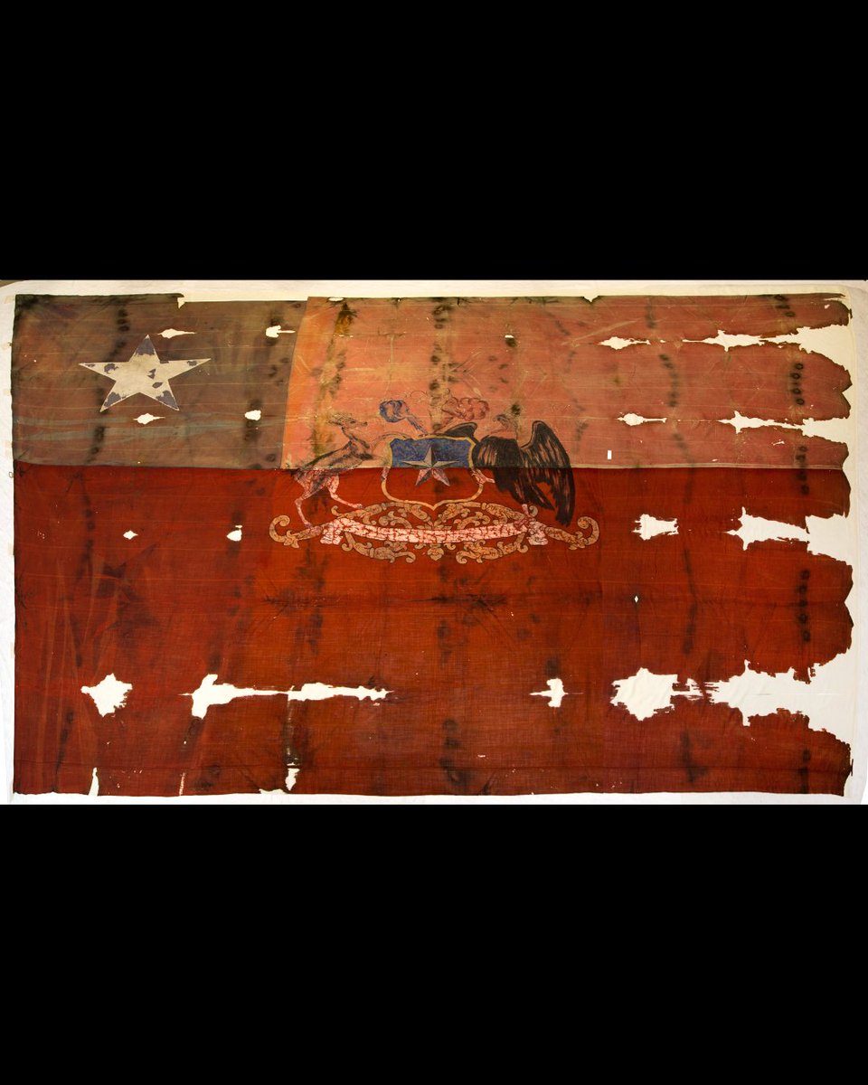MuseoMemoriaCL's tweet photo. 🇨🇱 El Estandarte Presidencial que sobrevivió el golpe.

En estas Fiestas Patrias, la bandera chilena vuelve a ocupar un lugar central en nuestros espacios y celebraciones. Pero ¿cuál es la historia de este Estandarte Presidencial?

1/6 https://t.co/HjgfzCzWhh