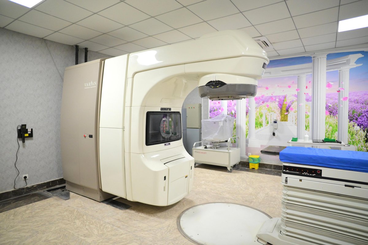 HamzaaRizwan11's tweet photo. وزیراعلیٰ پنجاب مریم نواز شریف نے نشتر ہسپتال ملتان میں PET-CT، سائیکلوٹرون، کوابلیشن اور 100 بیڈز پر مشتمل کینسر سنٹر کا افتتاح کیا اور جدید مشینری و علاج کے طریقہ کار کا جائزہ لیا۔ جدید کینسر تشخیص و علاج اب لاہور تک محدود نہیں، جنوبی پنجاب کے مریضوں کو ملتان میں سہولت میسر ہے۔ ملتان کے بعد راولپنڈی اور فیصل آباد میں بھی جدید کینسر سہولیات فراہم کرنے کا منصوبہ ہے۔