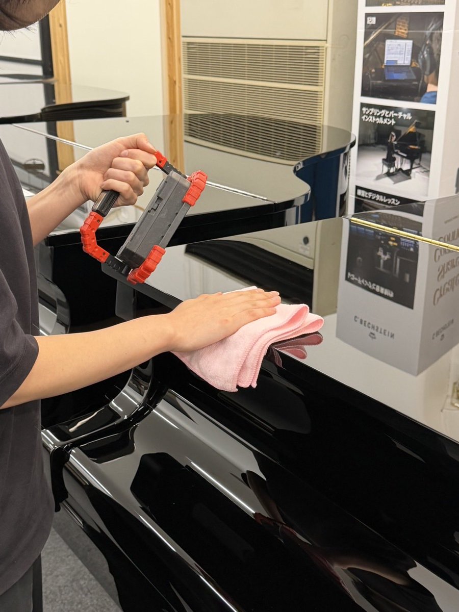 cbj_tech's tweet photo. 本日からグランドピアノの整調工程を少しずつご紹介していきます🎹

まずは外装チェック。
調整を始める前に外装等に問題が無いか、光を照らしながら入念にチェックします。
お客様へ綺麗なピアノをお届けするための大事な作業です。
#ベヒシュタイン #Bechstein #グランドピアノ #整調 https://t.co/8KSJHgfzCL