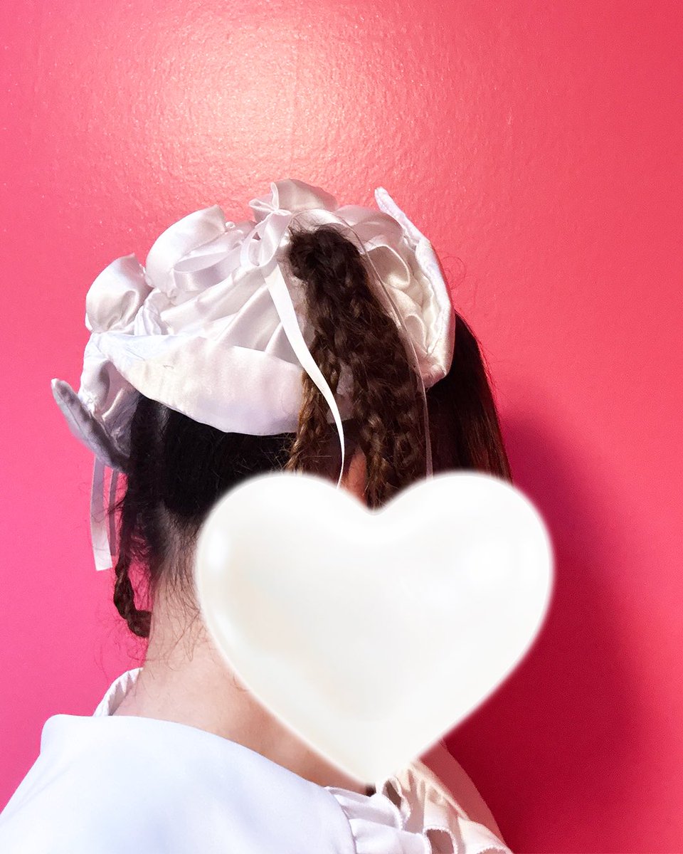souffle_dargent's tweet photo. 三つ編みに合わせると、少しお人形みたいな後ろ姿に🤍

立体的なハートと細いリボンで、横顔や後ろ姿まで華やかに。

ヘアコーム付きなので位置も安定しやすく、三つ編み・高めツイン・まとめ髪にも合わせやすいです🌷

#souffledargent
#ロリィタ
#ヘアアクセサリー
#三つ編み https://t.co/2CXnEq9osF
