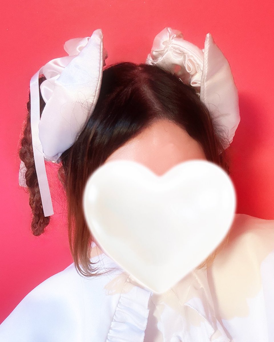 souffle_dargent's tweet photo. 三つ編みに合わせると、少しお人形みたいな後ろ姿に🤍

立体的なハートと細いリボンで、横顔や後ろ姿まで華やかに。

ヘアコーム付きなので位置も安定しやすく、三つ編み・高めツイン・まとめ髪にも合わせやすいです🌷

#souffledargent
#ロリィタ
#ヘアアクセサリー
#三つ編み https://t.co/2CXnEq9osF