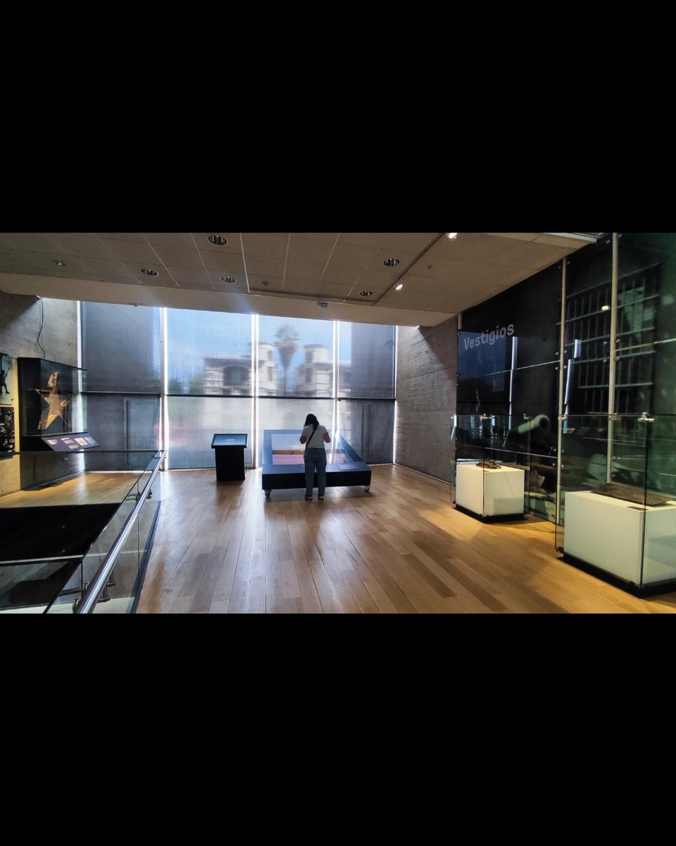 MuseoMemoriaCL's tweet photo. 🇨🇱 El Estandarte Presidencial que sobrevivió el golpe.

En estas Fiestas Patrias, la bandera chilena vuelve a ocupar un lugar central en nuestros espacios y celebraciones. Pero ¿cuál es la historia de este Estandarte Presidencial?

1/6 https://t.co/HjgfzCzWhh