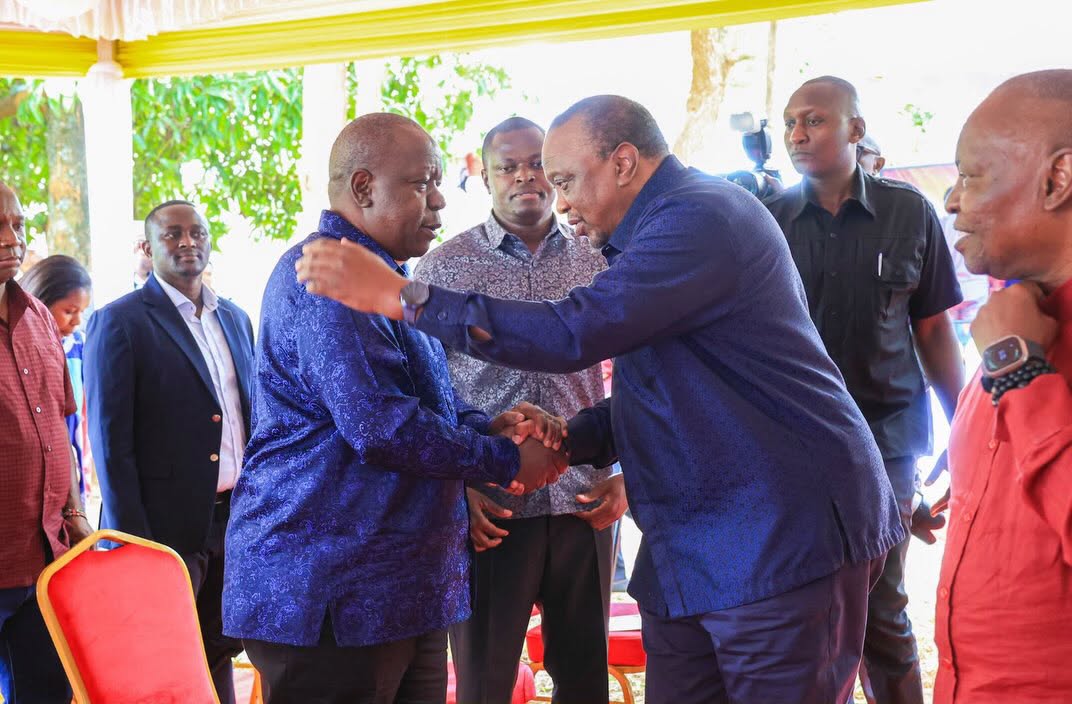 TheUpbeatBrief's tweet photo. HE Uhuru Kenyatta, Fred Matiang’i and Ndindi Nyoro share stage at a burial together in Gikuu, Kiharu Constituency.

#UpbeatAfrica #UpbeatBrief https://t.co/W57JbKpVgj