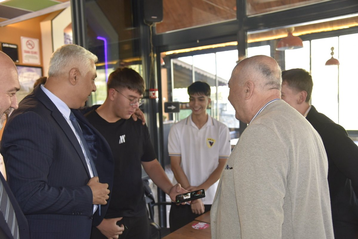 BarisOzerol's tweet photo. 📍Balıkesir 

Dursunbey programımıza Suçıktı Mesire Alanı’nda Ametis Cafe’de hemşehrilerimizle bir araya gelerek devam ettik.

Günün yorgunluğunu birlikte sohbet ederek attık; Dursunbey’in gündemini bir kez daha vatandaşlarımızın doğrudan ağzından dinleme fırsatı bulduk. Cumhurbaşkanımız Sayın @RTErdogan’ın selamlarını ilettik.

Samimi sohbetleri ve güzel ev sahiplikleri için tüm Dursunbeyli hemşehrilerimize teşekkür ediyorum.

#TürkiyeYüzyılıBuluşmaları