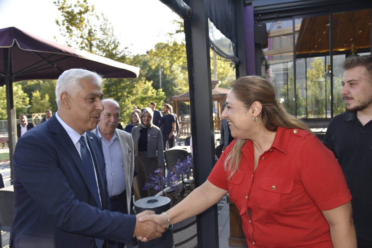 BarisOzerol's tweet photo. 📍Balıkesir 

Dursunbey programımıza Suçıktı Mesire Alanı’nda Ametis Cafe’de hemşehrilerimizle bir araya gelerek devam ettik.

Günün yorgunluğunu birlikte sohbet ederek attık; Dursunbey’in gündemini bir kez daha vatandaşlarımızın doğrudan ağzından dinleme fırsatı bulduk. Cumhurbaşkanımız Sayın @RTErdogan’ın selamlarını ilettik.

Samimi sohbetleri ve güzel ev sahiplikleri için tüm Dursunbeyli hemşehrilerimize teşekkür ediyorum.

#TürkiyeYüzyılıBuluşmaları