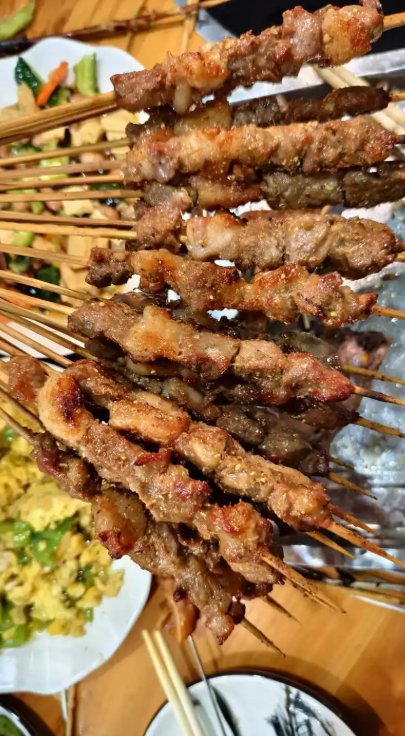 aisla351527's tweet photo. Mouthwatering street skewers sizzling over charcoal—smell that Pure late-night snack perfection on this city block. https://t.co/aiW3FydSbg