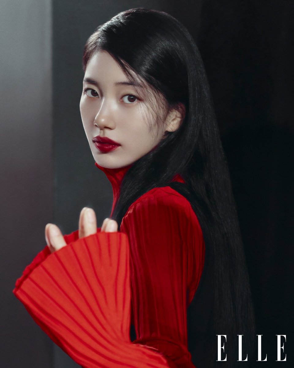 shysjng's tweet photo. 셀린느의 가을을 입은 수지. 마이클 라이더가 그려낸 새로운 계절 속에서 수지의 익숙하고도 낯선 얼굴을 포착했습 니다. 한층 깊어진 수지와 셀린느의 새로운 장면. <엘르> 10월호에서 확인하세요. https://t.co/mCxFb2Y8AX
