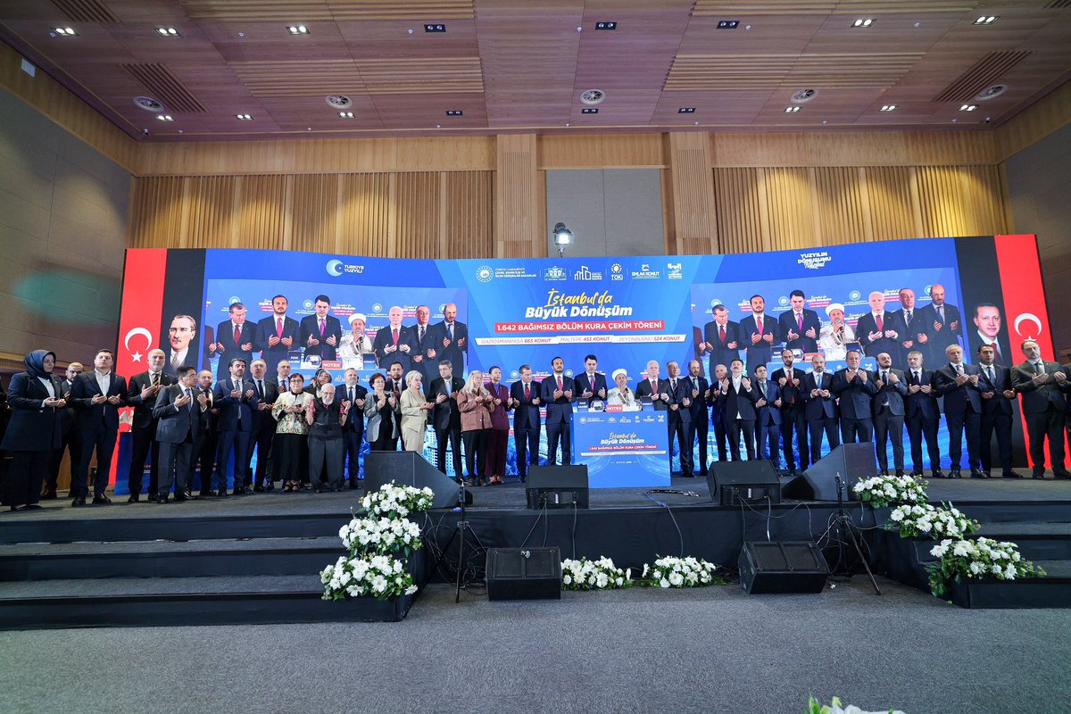 abdullahozdemir's tweet photo. İstanbul’u güvenli geleceğe taşıdığımız yüzyılın dönüşümü devam ediyor.

Deprem riskine karşı durmaksızın çalışıyor, riskli yapı stokunu azaltarak, vatandaşlarımızı güvenli yuvalarına kavuşturuyoruz.

Gaziosmanpaşa, Maltepe ve Zeytinburnu ilçelerimizden gerçekleştirdiğimiz canlı bağlantılarla;

 📍 Gaziosmanpaşa: 665
 📍 Maltepe: 453
 📍 Zeytinburnu: 524
olmak üzere toplam 1.642 konutun dönüşüm heyecanını hemşehrilerimizle paylaştık.

Gerçekleştirilen Kentsel Dönüşümle daha dirençli ve yaşanabilir bir İstanbul hedefiyle yeni yuvalarına kavuşan tüm hak sahiplerine hayırlı olmasını diliyor; bu büyük dönüşüm seferberliğindeki destekleri için Çevre, Şehircilik ve İklim Değişikliği Bakanımız Sayın @murat_kurum’a ve programa evsahipliği için Zeytinburnu Belediye Başkanımız Sayın @omerrarisoy ‘a teşekkür ediyorum.