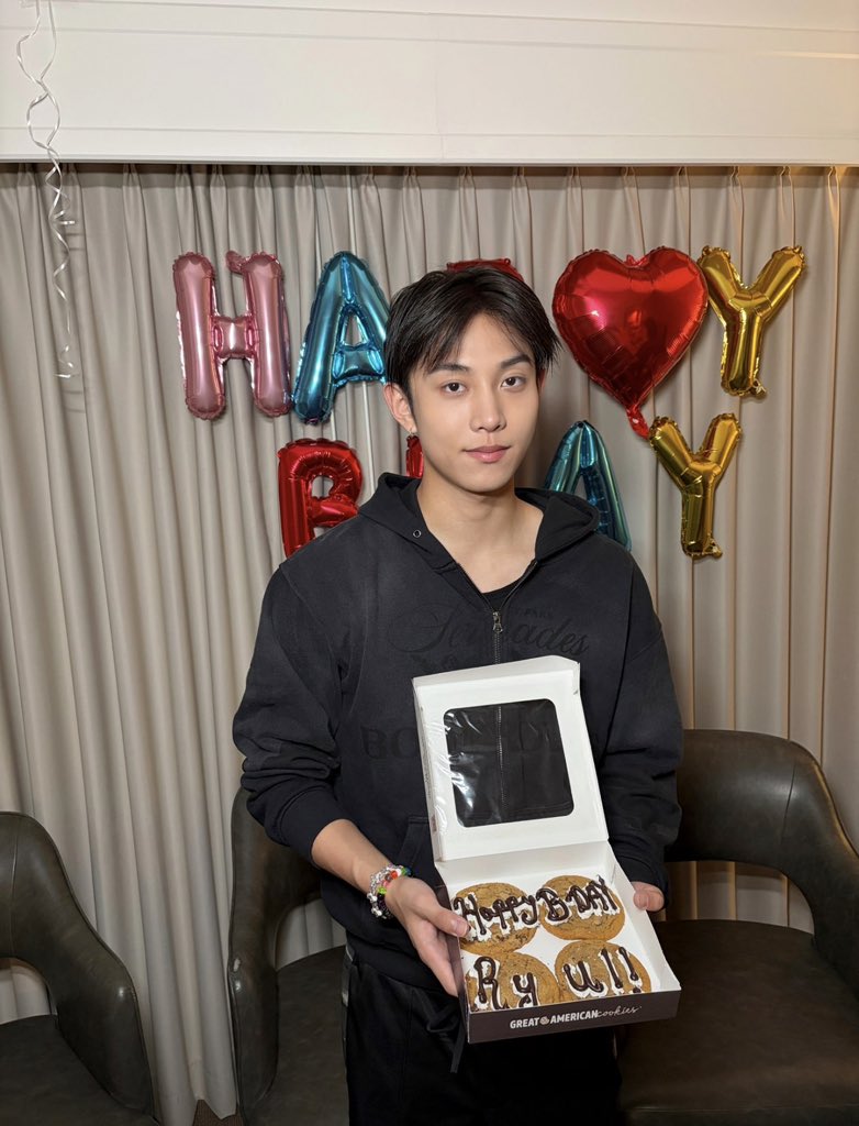 ryulngshot4sho's tweet photo. Happy Ryul Day🎂

#태어난날부터_RYULSTYLE
#20thRyulStyle https://t.co/GngxOxWDUh