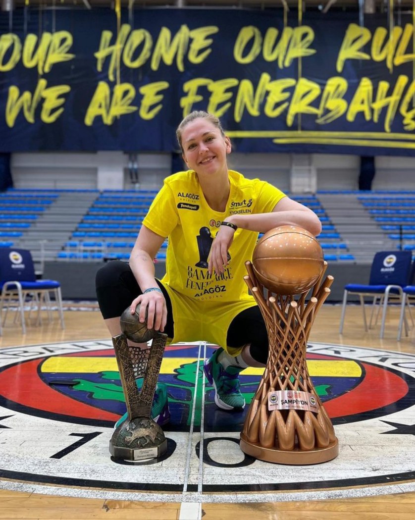 DeniznDunyasi9's tweet photo. Kraliçe tahtını geri almaya geliyor. Emma Kraliçe Hazretleri geliyor. Herkes yoldan çekilsin. 😍😘🐐 https://t.co/fqaerZS5OL