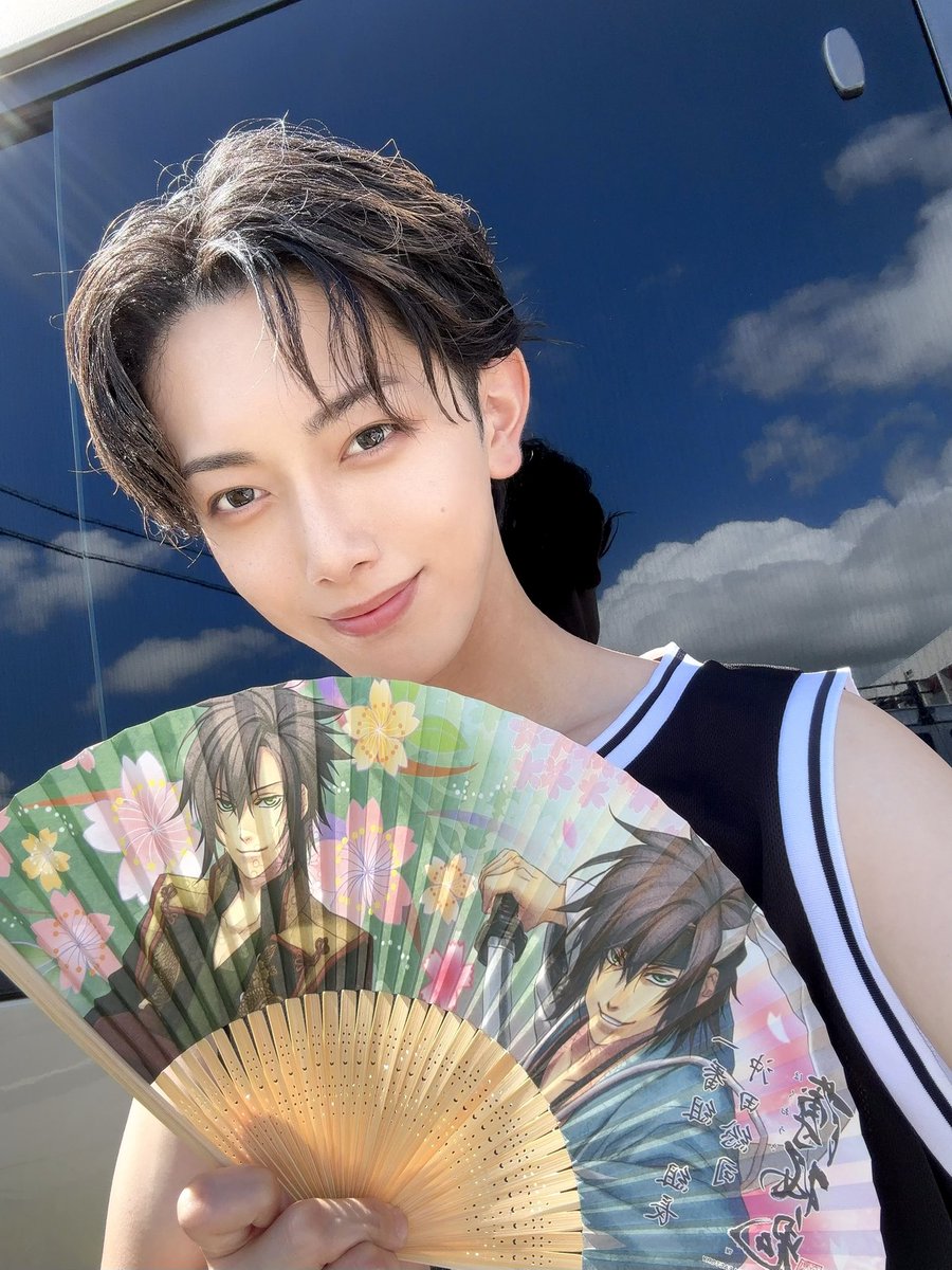 Taiga08270217's tweet photo. 薄桜鬼18周年おめでとうございます🌸

あらためて
歴史ある作品に
関わらせていただくことへの感謝と
繋いでいく責任を感じながら
今日も稽古に励んできました！

総司くんの魅力を更に伝えられるような
公演にしたいと思います！

今年の夏の暑さは
総司くんに助けられたよ🪭
#薄桜鬼 #薄ミュ #黎明録 https://t.co/KE2LWgROMR