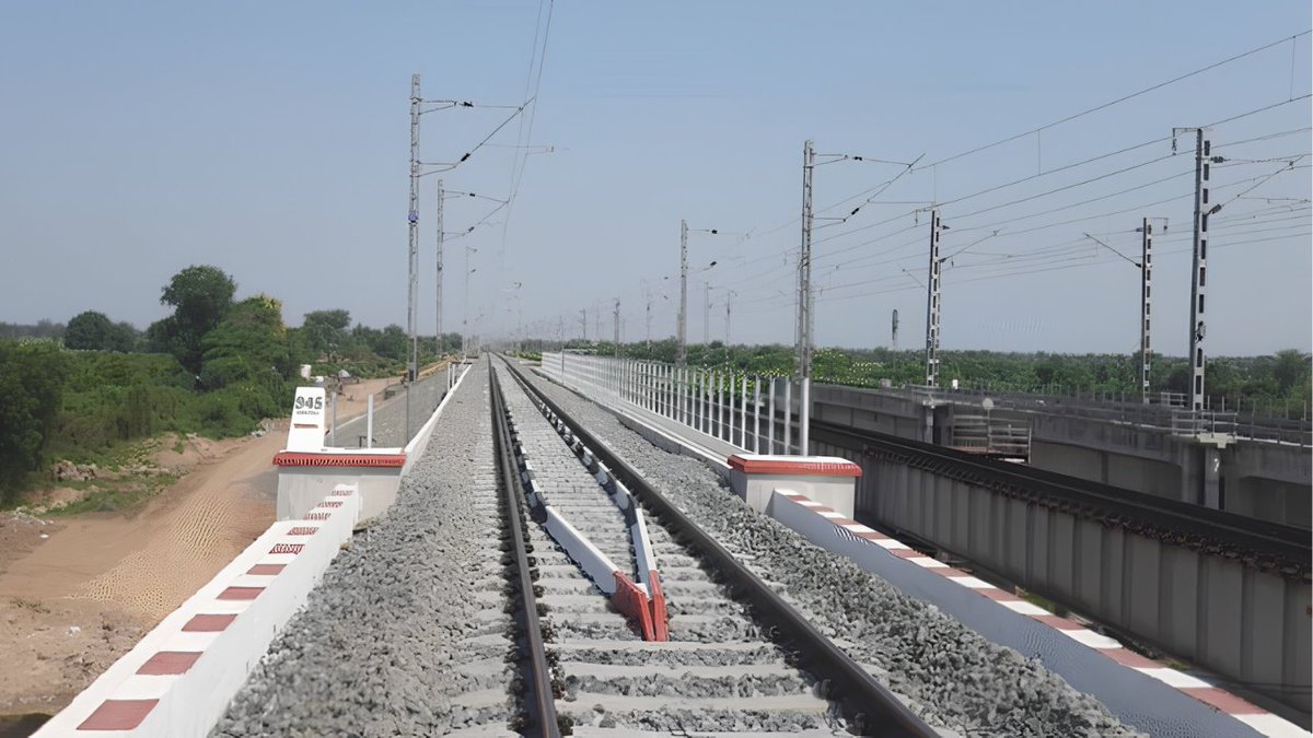 RailAnalysis's tweet photo. #IndianRailways sanctions Rs. 990 crore for new rail line and doubling works to enhance Maharashtra connectivity

Read more: https://t.co/kIZ3SIFazv

#SouthCentralRailway #CentralRailway #ChoukKarjat #Infrastructure #Freight #Approval #Connectivity #RailAnalysis https://t.co/YgZW935q1Y