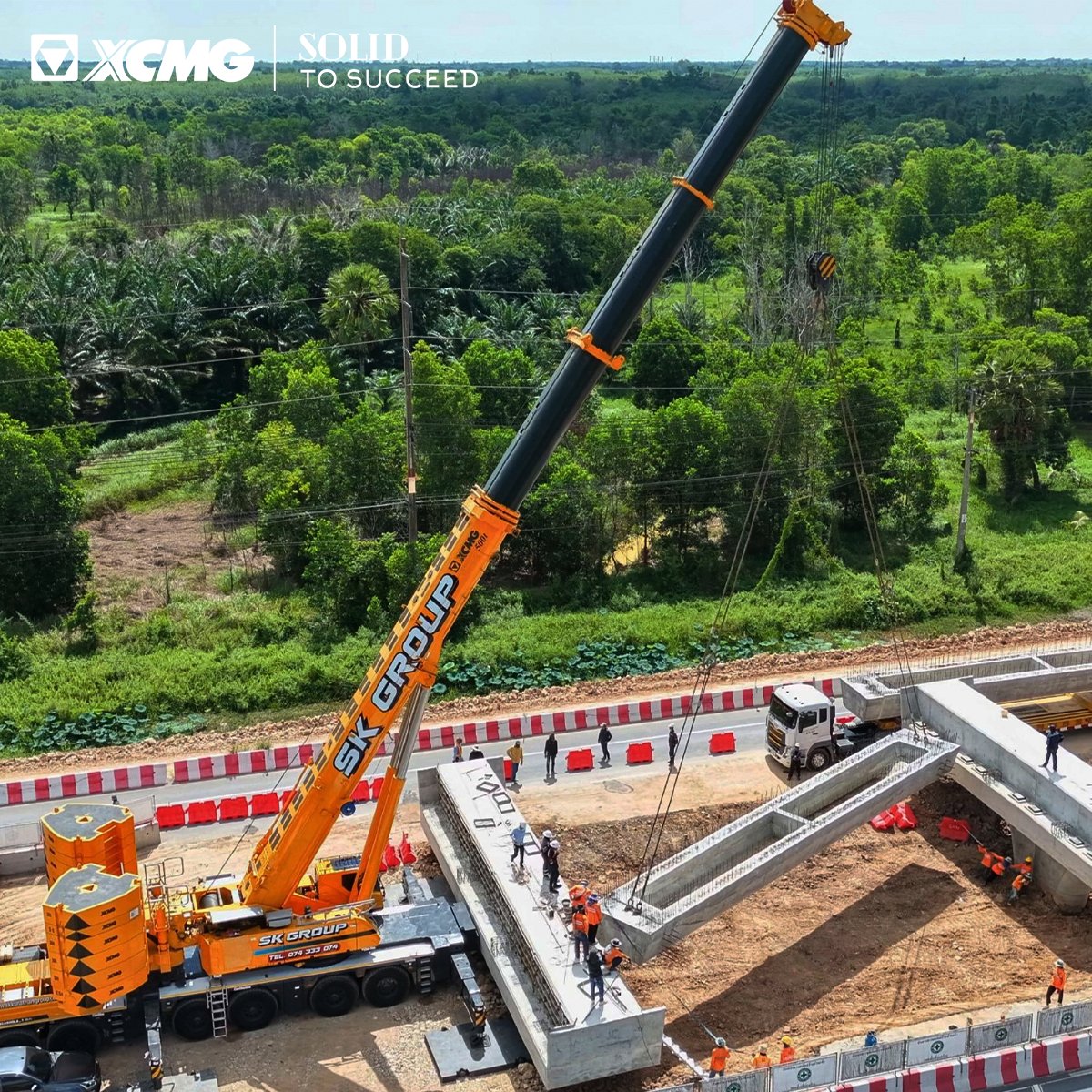 XCMG_Crane's tweet photo. Shaping Songkhla’s future transit! XCA500L8_1 precision-lifted massive 67-ton U-beams in Thailand, delivering unmatched stability and multi-crane teamwork to boost local railways.
#crane #xcmg #XCMGProduct #XCMGCrane #SolidtoSucceed https://t.co/6Gb6H4Dmro