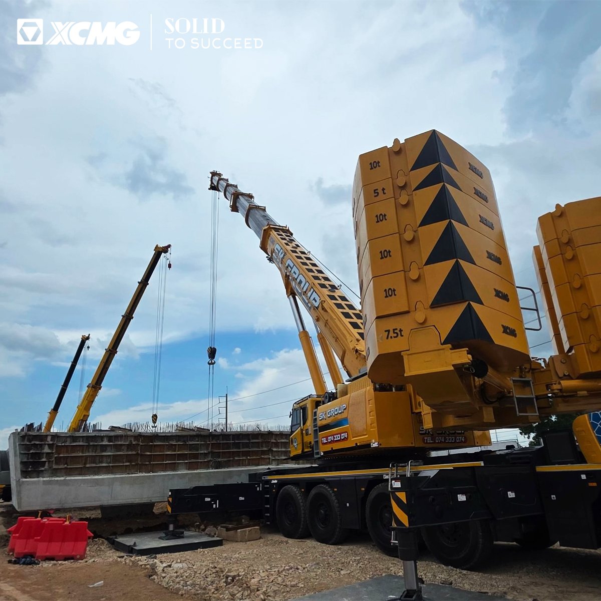 XCMG_Crane's tweet photo. Shaping Songkhla’s future transit! XCA500L8_1 precision-lifted massive 67-ton U-beams in Thailand, delivering unmatched stability and multi-crane teamwork to boost local railways.
#crane #xcmg #XCMGProduct #XCMGCrane #SolidtoSucceed https://t.co/6Gb6H4Dmro