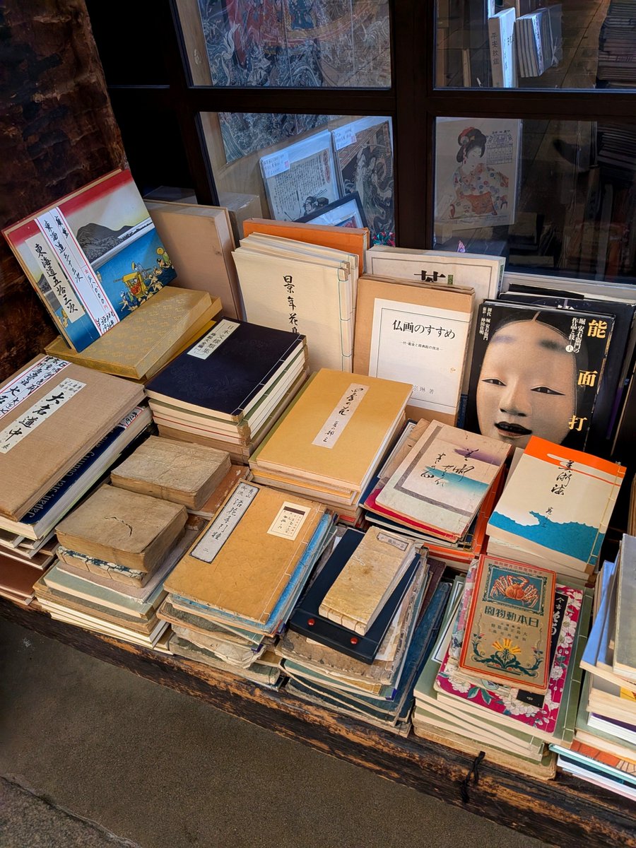 japan635827's tweet photo. 宝暦元年創業 佐々木竹苞書楼
所在地：京都府京都市中京区寺町通姉小路上ル下本能寺前町511
竣工：幕末〜明治初期
#京都 #町並み #建築 #建物 #京町家 #佐々木竹苞書楼 #古書店 #寺町京極商店街 #寺町通 https://t.co/HWJBJnJJJu