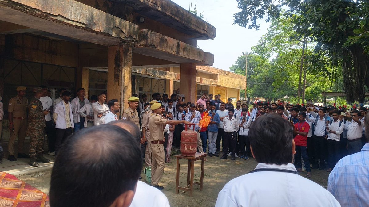 pilibhitfire's tweet photo. दिनांक:18.09.2026 को श्रीमान जिलाधिकारी महोदय के निर्देशन में तथा उपजिलाधिकारी बीसलपुर के नेतृत्व एवं #CFOपीलीभीत महोदय के निर्देशन में फायर सर्विस द्वारा राजकीय स्नातकोत्तर महाविद्यालय  बीसलपुर, में अग्नि सुरक्षा पर राज्य स्तरीय मॉक एक्सरसाइज की गई। https://t.co/PyMSJAfNcc