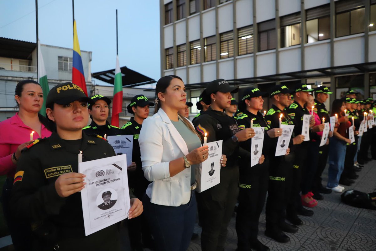 CaracolPasto's tweet photo. 🕯️🇨🇴 #ElCharco | Cerca de 47 mil mujeres de la Policía Nacional, entre uniformadas y personal no uniformado, rindieron homenaje a la patrullera Yenifer Yaira Ordóñez Valencia, asesinada en El Charco, #Nariño.

Desde estaciones, comandos y unidades policiales de todo el país encendieron una vela y guardaron 15 minutos de silencio frente a su fotografía, como símbolo de solidaridad, respeto y memoria.

“Dios y Patria” acompañó este acto en memoria de la uniformada y en solidaridad con su familia y compañeros.
