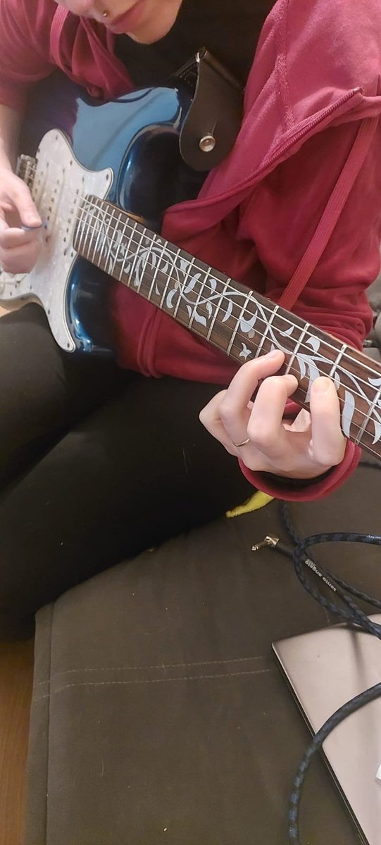 _wheresmymind's tweet photo. Vocês nao sabiam mas agora eu to aprendendo a tocar guitarra 💖 https://t.co/bBT5aApzAZ