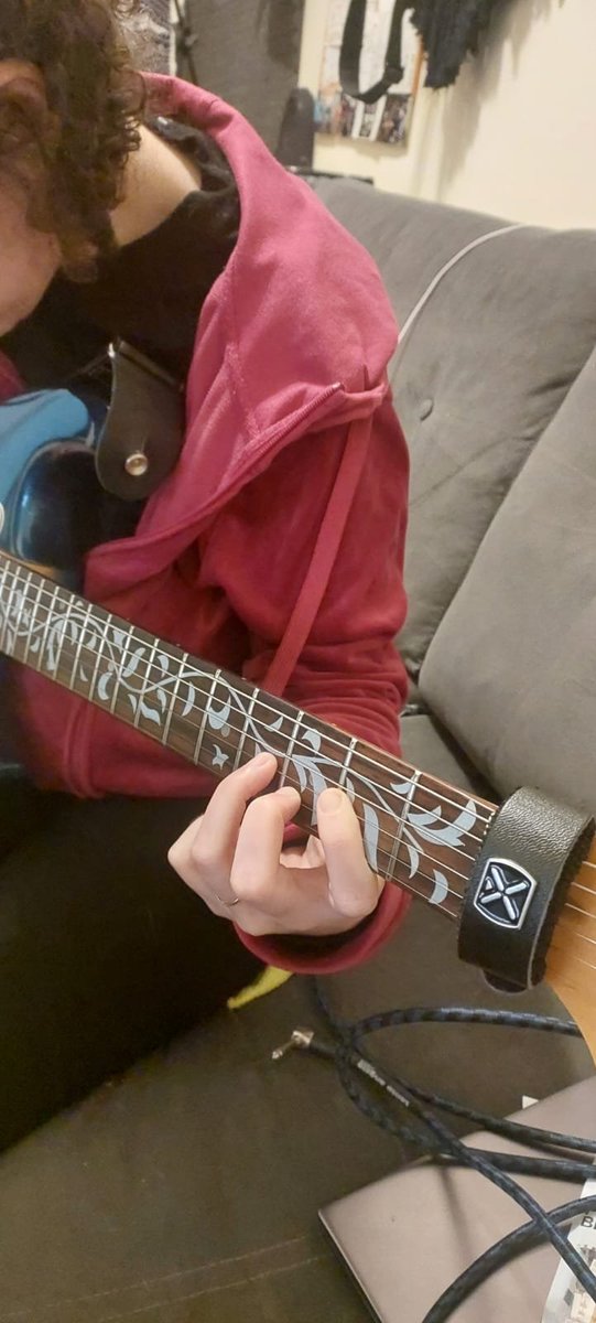 _wheresmymind's tweet photo. Vocês nao sabiam mas agora eu to aprendendo a tocar guitarra 💖 https://t.co/bBT5aApzAZ