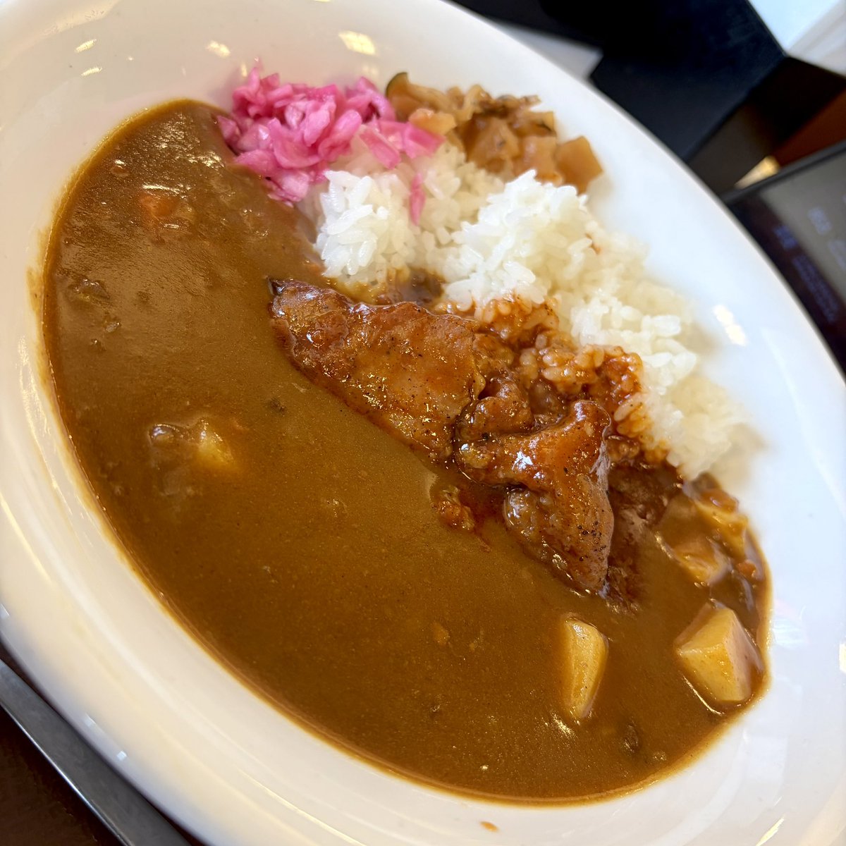 CruisingOcean's tweet photo. やっとこさの週末(￣∇￣)b
我が家では辛口のカレーはまず100%出て来ないので…すき家さんでポークロックカレー890円(税込)にすき家特製辛口ソースをかけて美味しくいただきました( ^ω^ )
これが…う〜んカレーって感じ♪( ´θ｀)
調べたらそのソースが店頭で1本250円(税込)で販売してたから速攻買！ https://t.co/VblyuelxsR