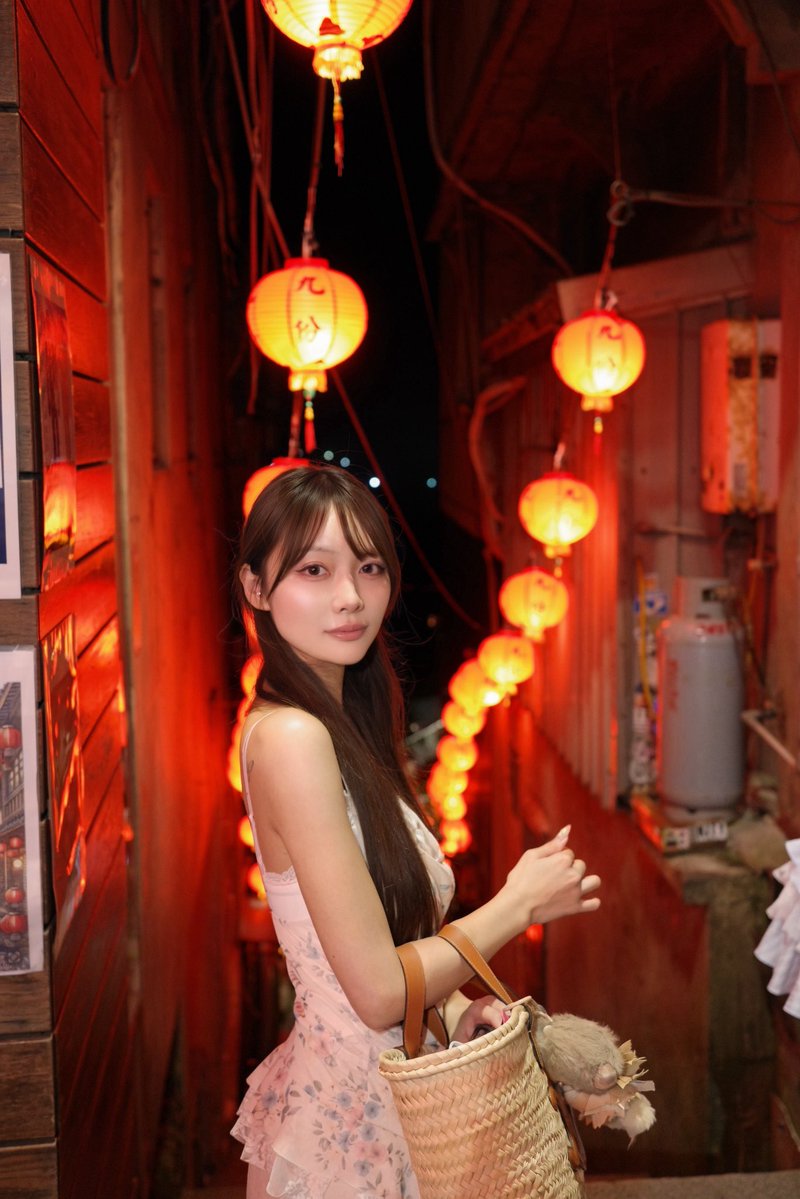 u_mi_0908's tweet photo. 台湾に住んでるのに初めて九份にいけた🏮
綺麗すぎて感動、歩いてるだけでも楽しかった💕
行く人は、足痛くならない靴、後山道くねくねだから酔いやすい人は酔い止め飲んだ方がいいかも✨ https://t.co/EZpEaN9aqP