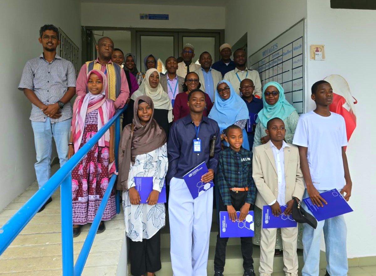 OMSComores's tweet photo. #Comores đ°đČ | L'Assopercom met Ă l'honneur les enfants du personnel
LâAssociation du personnel de lâOMS aux Comores (#ASSOPERCOM) a organisĂ© sa traditionnelle cĂ©rĂ©monie de rĂ©compense en lâhonneur des enfants du personnel ayant brillamment rĂ©ussi aux examens nationaux.
Cette année encore, les résultats sont remarquables avec un taux de réussite de 100 % au Baccalauréat, au BEPC et au CÚpe pour les lauréats concernés.
Ă cette occasion, le PrĂ©sident de lâassociation, Hamis Mohamed, a chaleureusement fĂ©licitĂ© les laurĂ©ats pour leurs performances et les a encouragĂ©s Ă poursuivre leurs efforts dans la suite de leur parcours acadĂ©mique.
De son cĂŽtĂ©, la ReprĂ©sentante de lâOMS aux Comores, Dr Triphonie Nkurunziza, a saluĂ© lâengagement des parents et soulignĂ© lâimportance de leur accompagnement ainsi que des sacrifices consentis pour garantir une Ă©ducation de qualitĂ© Ă leurs enfants.
VĂ©ritable temps fort de la vie associative, cette cĂ©rĂ©monie tĂ©moigne des valeurs de solidaritĂ© et de cohĂ©sion qui unissent le personnel de lâOMS. Comme lâa soulignĂ© Mhoudine Mohamed, pĂšre de lâun des plus jeunes laurĂ©ats de cette annĂ©e : « Ces moments motivent les enfants et rĂ©confortent les parents que nous sommes. Câest cela la vĂ©ritable cohĂ©sion. »
Parmi les présents remis à chaque lauréat par l'Assopercom, il y a une attestation de mérite témoignant de la satisfaction du personnel envers la réussite des enfants.
đ FĂ©licitations Ă tous les laurĂ©ats et plein succĂšs pour la suite de leurs Ă©tudes !
