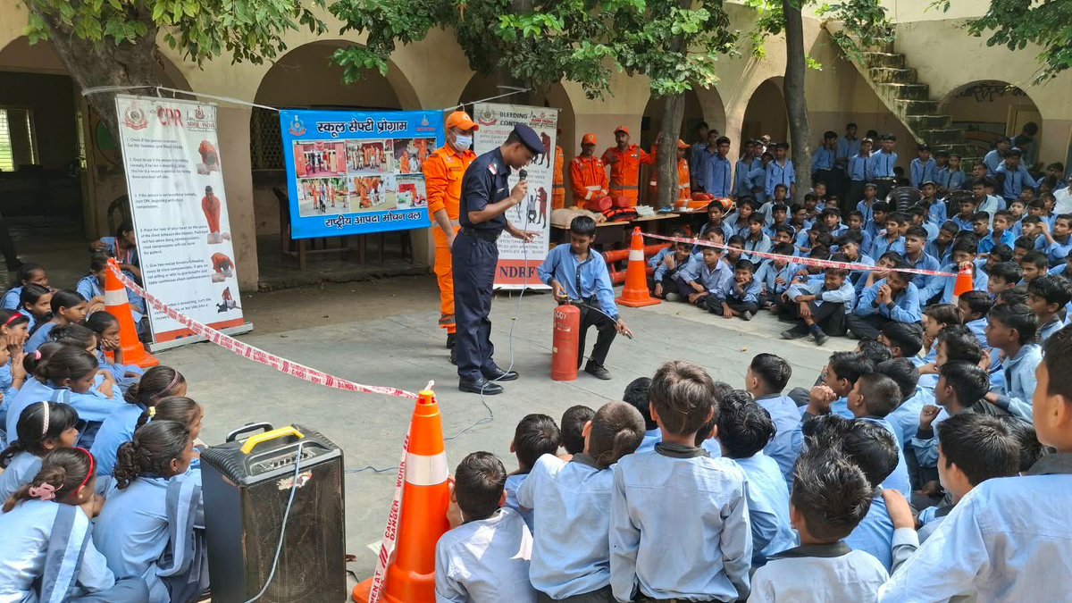 07NDRF's tweet photo. #7Bn NDRF conducted a School Safety Programme (SSP) at GSSS Hathwala, Panipat (HR) imparting safety awareness and lifesaving skills for effective response during emergencies. #NDRF @PIB_India https://t.co/eNV2LVDl23
