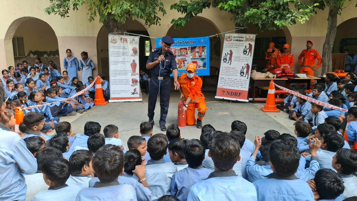 07NDRF's tweet photo. #7Bn NDRF conducted a School Safety Programme (SSP) at GSSS Hathwala, Panipat (HR) imparting safety awareness and lifesaving skills for effective response during emergencies. #NDRF @PIB_India https://t.co/eNV2LVDl23