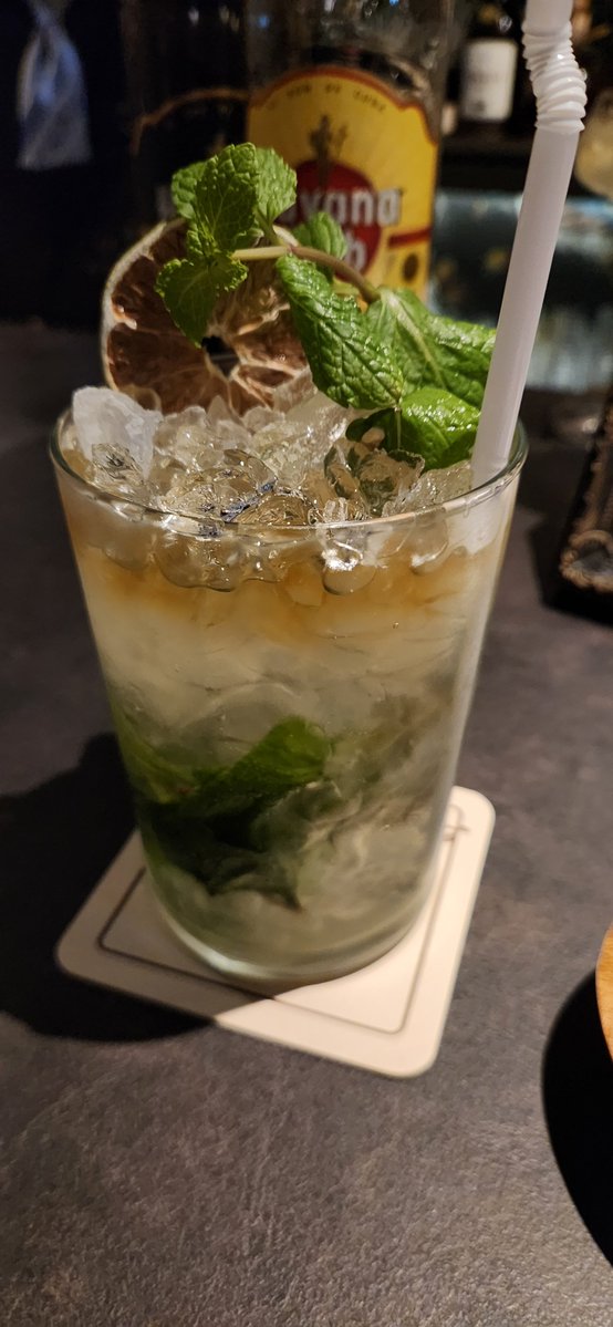 cherryenergy02's tweet photo. BAR dilly dallyにおじゃましてきました。
スーパーグアグアスバルドリンクうまっ！！！
お酒詳しくなくても説明してくれるので、普段飲まない人でも楽しく飲めると思います。来てよがっだ！！ https://t.co/J3WYcQvzWf