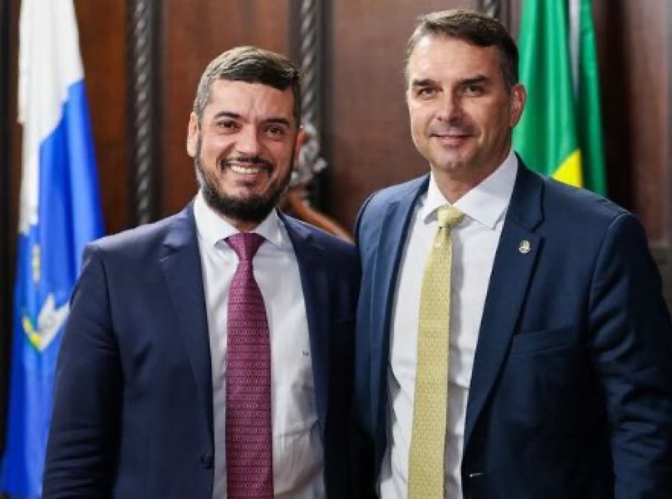 CelebridadesDas's tweet photo. Bolsa Família /
O cara que vai combater o CRIME ORGANIZADO Milícia, CV, PCC é esse?
Quem vota nesse cara é mau-carater.
O GOLPE tá aí, cai quem QUER. Brasil virará Rio de Janeiro l
Governador PL Cláudio Castro
Senador do PL Flávio Bolsonaro
#BDRJ #BDSP #BDCE #BDMG Sextou https://t.co/Z5geIsWMZV