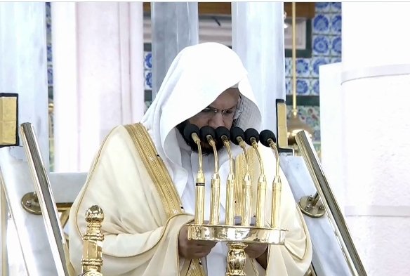 SaudiNewsFR's tweet photo. L'Imam et orateur de la mosquée Prophétique d'Al #Madinah 🕌, le Cheikh Dr AbdulMohsin Al Qasim durant le sermon de ce vendredi :

« Les Deux Mosquées sacrées sont des Lieux sûrs, de sécurité et inviolables que le Messager d'Allah ﷺ aimait ; y porter atteinte constitue un crime d'une extrême gravité auprès d'Allah.. »